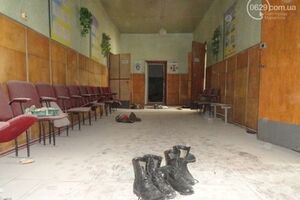 На плацу и в казармах разбросаны форма и личные вещи военнослужащих.