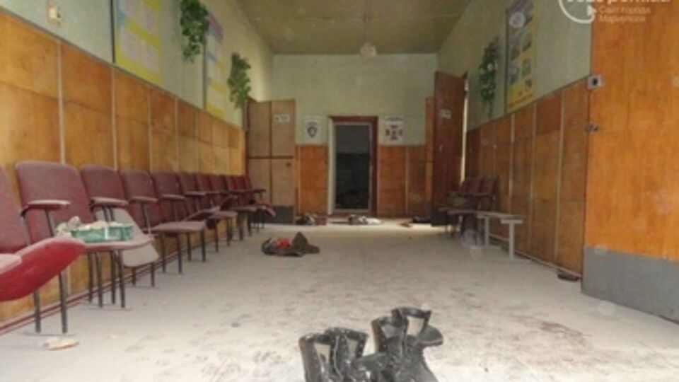 На плацу и в казармах разбросаны форма и личные вещи военнослужащих.