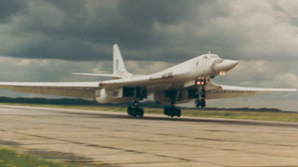 <hr />ТУ-160 – самый мощный сверхзвуковой стратегический бомбардировщик в мире на сегодняшний день