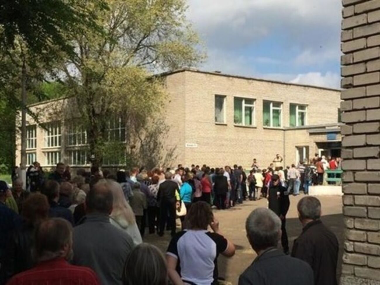 Донецк, на одном из выборных участков. Всего их развернуто около 1500.