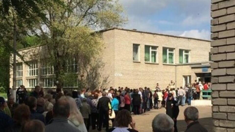 Донецк, на одном из выборных участков. Всего их развернуто около 1500.