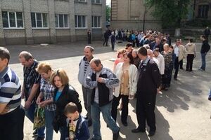 На избирательные участки в Донецке согнали всех бюджетников