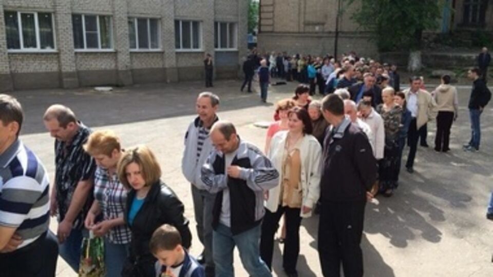 На избирательные участки в Донецке согнали всех бюджетников