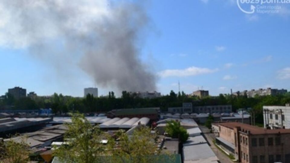 В день "референдума" горсовет Мариуполя опять в огне.