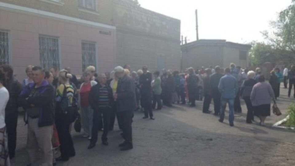 Из-за небольшого количества участков для голосования в Артемовске на улицах скопление народа