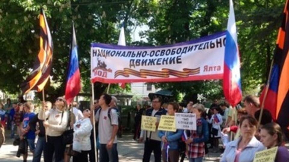 Митингующие держали плакаты с надписями: "Народным республикам – народный референдум", "Юго-Восток, Крым с тобой!", "Славяне, дадим отпор фашизму!", "Возрождение России – спасение всего мира!"