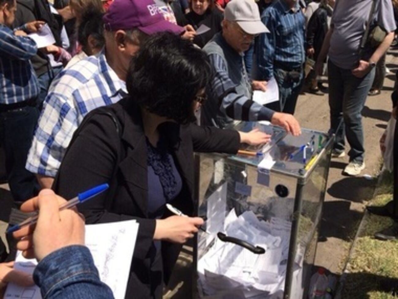 11 мая, Мариуполь. "Референдум" за статус Донецкой области