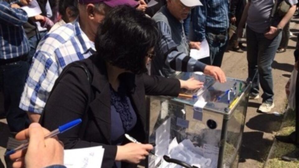 11 мая, Мариуполь. "Референдум" за статус Донецкой области