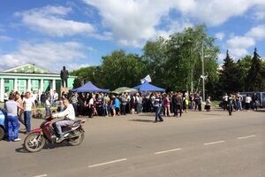 Формально сегодня проходят опросы граждан, хотя организаторы утверждают, что проводят именно "референдумы"