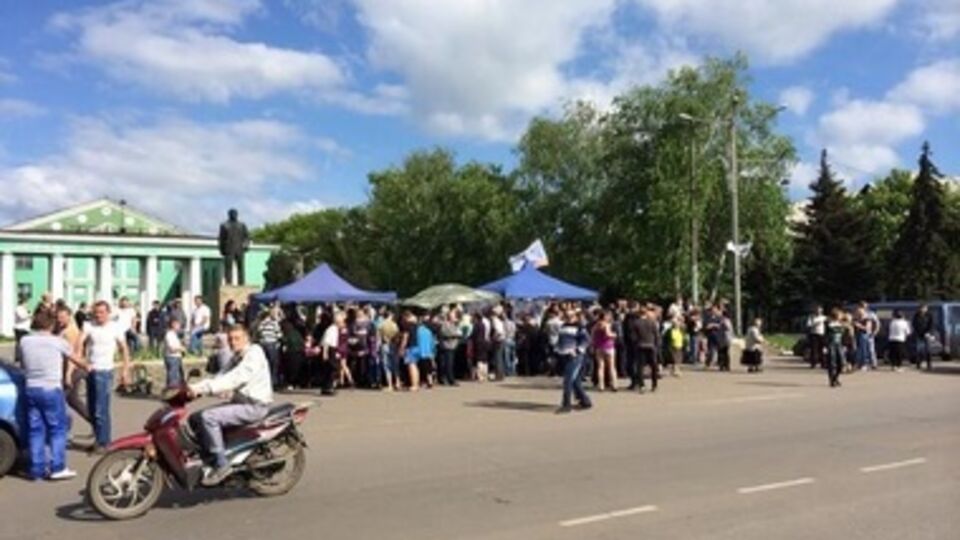 Формально сегодня проходят опросы граждан, хотя организаторы утверждают, что проводят именно "референдумы"