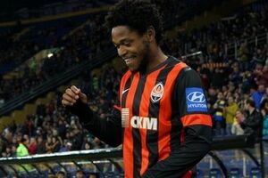 Луис Адриано отметился "дублем"