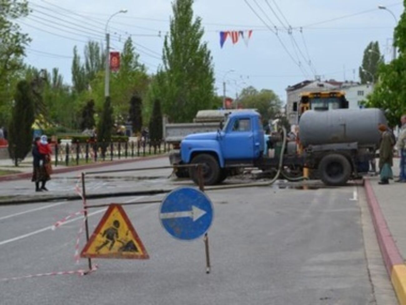 Ремонт водопровода и дороги продолжается второй день