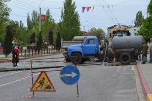 Ремонт водопровода и дороги продолжается второй день