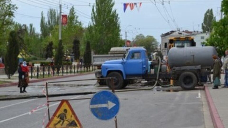Ремонт водопровода и дороги продолжается второй день