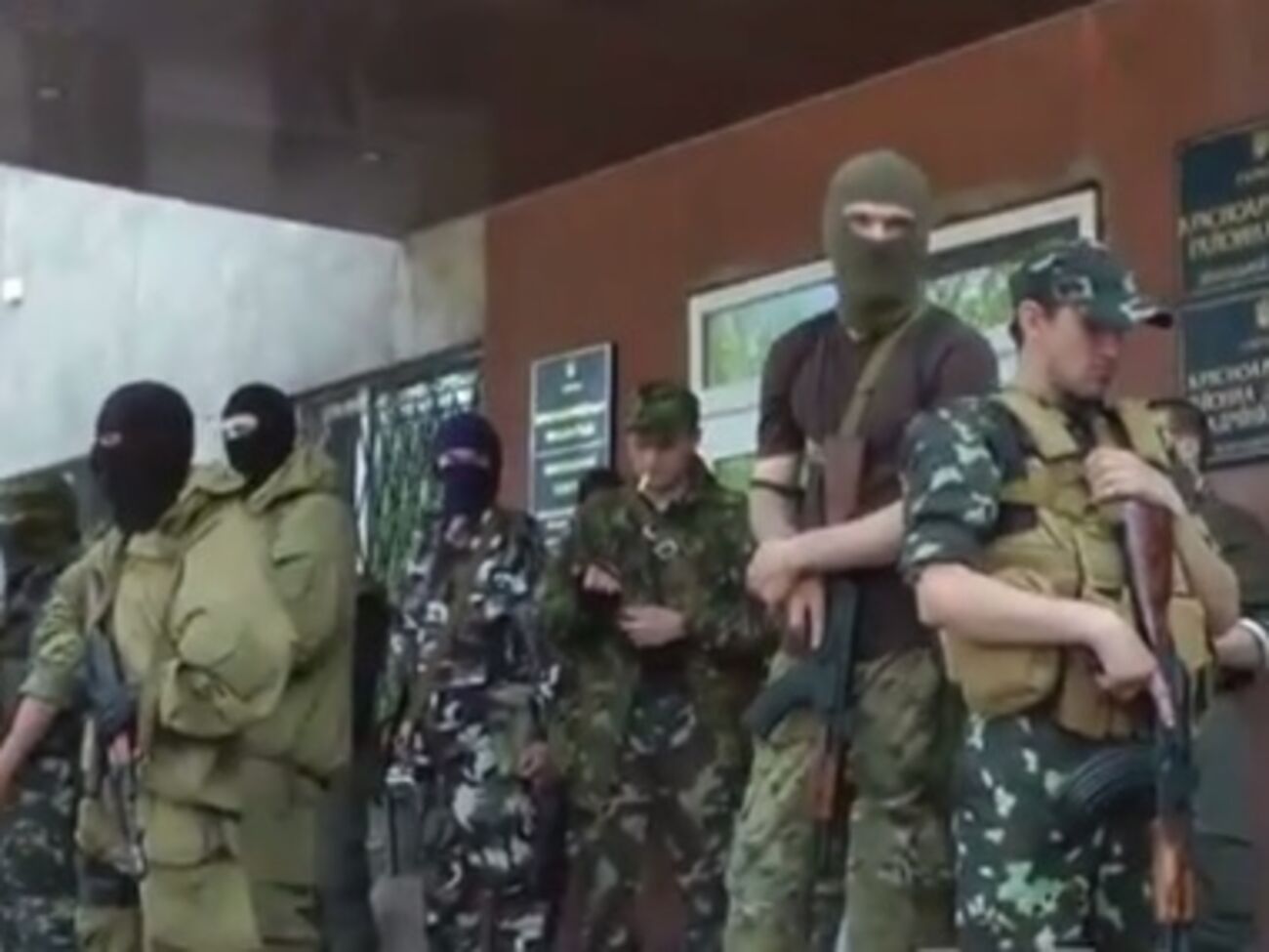 МВД заявляет, что вооруженные люди возле Красноармейского горисполкома не были бойцами спецбатальона "Днепр"