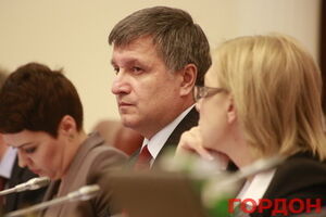 Сепаратисты стреляют из-за жилых домов, сообщил Аваков