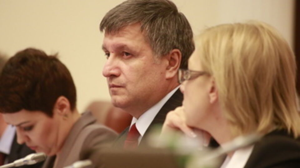 Сепаратисты стреляют из-за жилых домов, сообщил Аваков