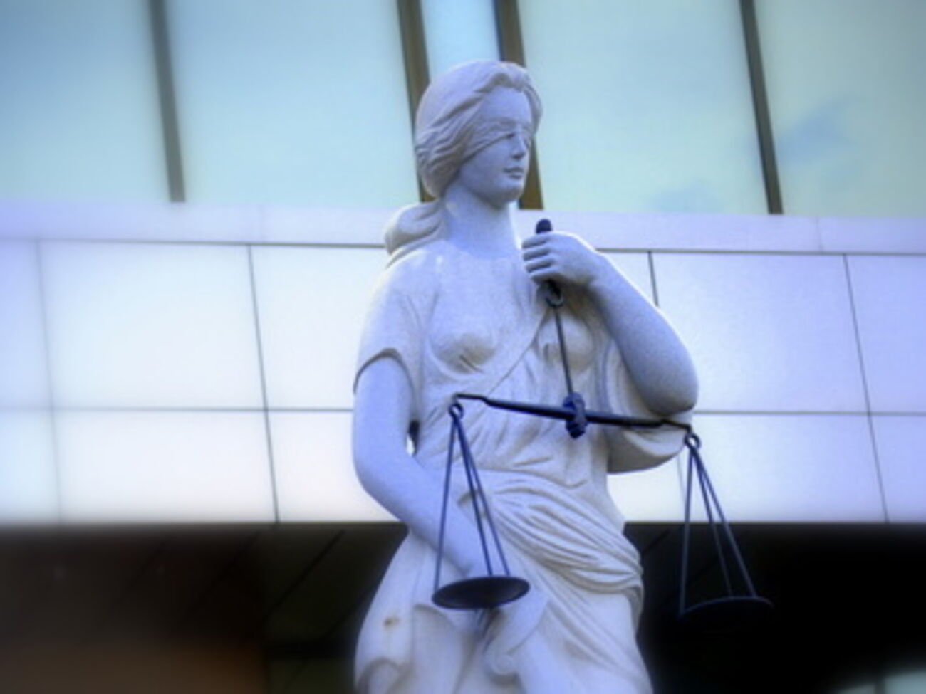 Оказалось, что Высший совет юстиции "заминировали" хулиганы