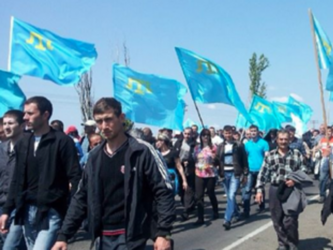 Чтобы встретиться со своим лидером, крымские татары прорвали кордон российских военных