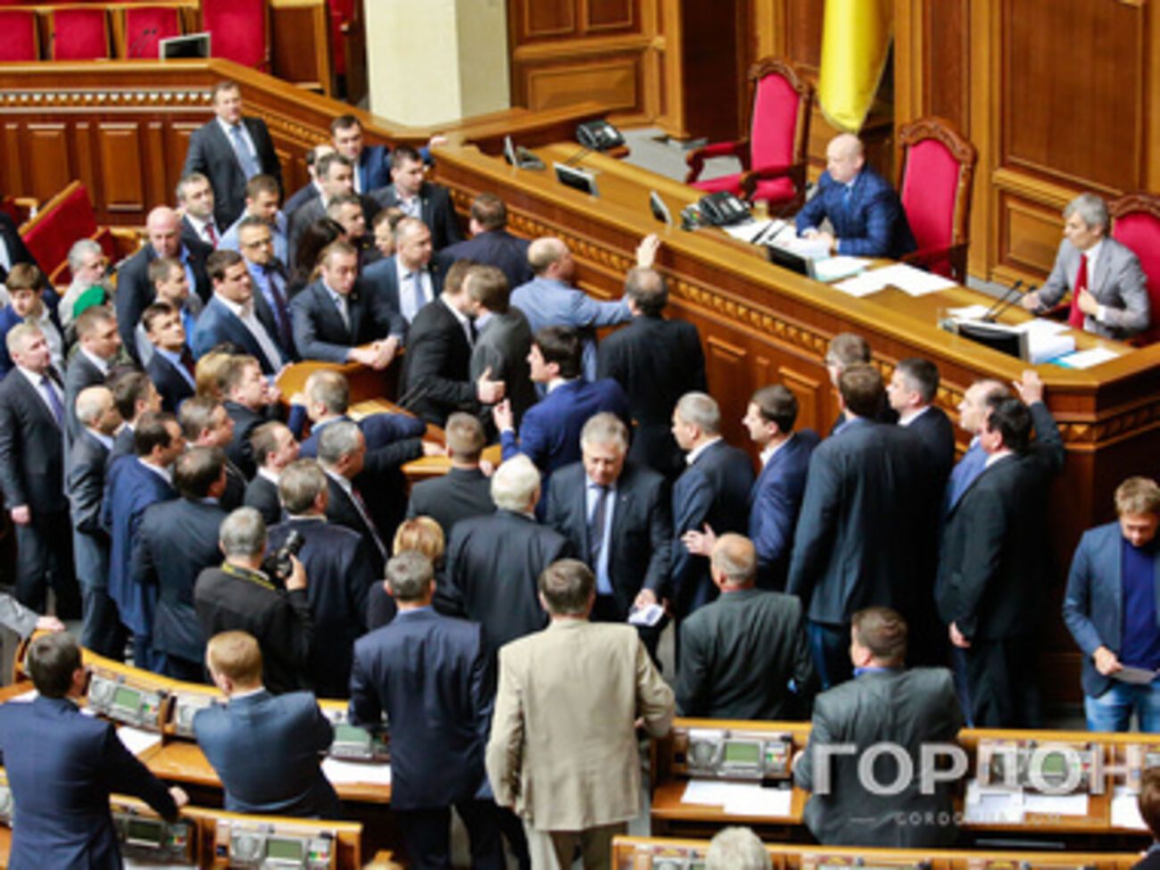 Народные депутаты чуть не подрались из-за сепаратистов. Фоторепортаж