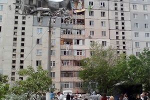 Глава Николаевской облгосадминистации Николай Романчук предложил пострадавшим на собрании решить судьбу дома