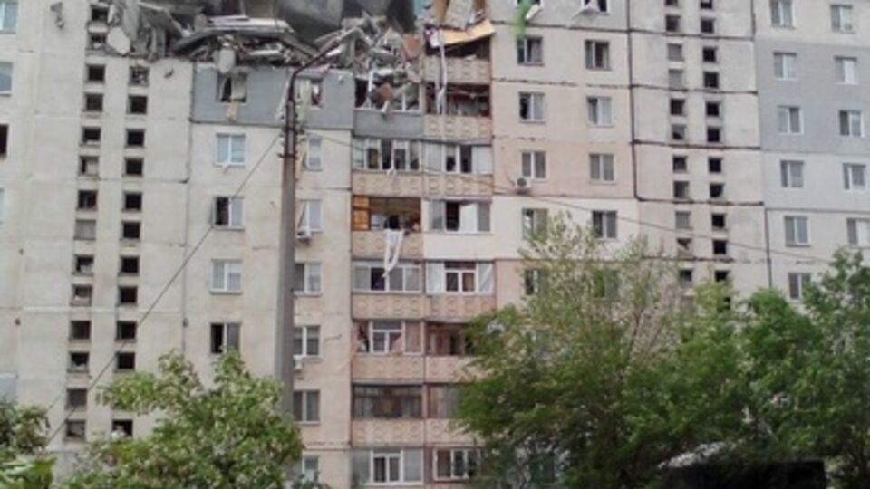 Глава Николаевской облгосадминистации Николай Романчук предложил пострадавшим на собрании решить судьбу дома