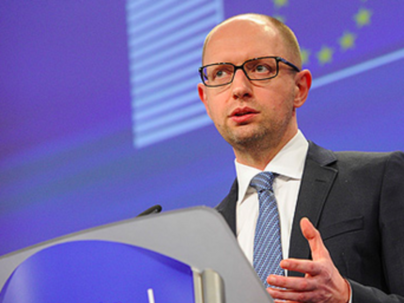 Яценюк потребовал от России осудить террористов.