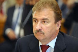 На предыдущее заседание явился только Попов, а Сивкович не пришел "по состоянию здоровья".