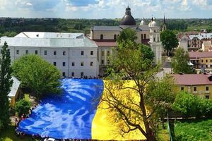 Размеры самого большого в мире флага Украины составляют 60 на 40 метров, вес --- 300 кг