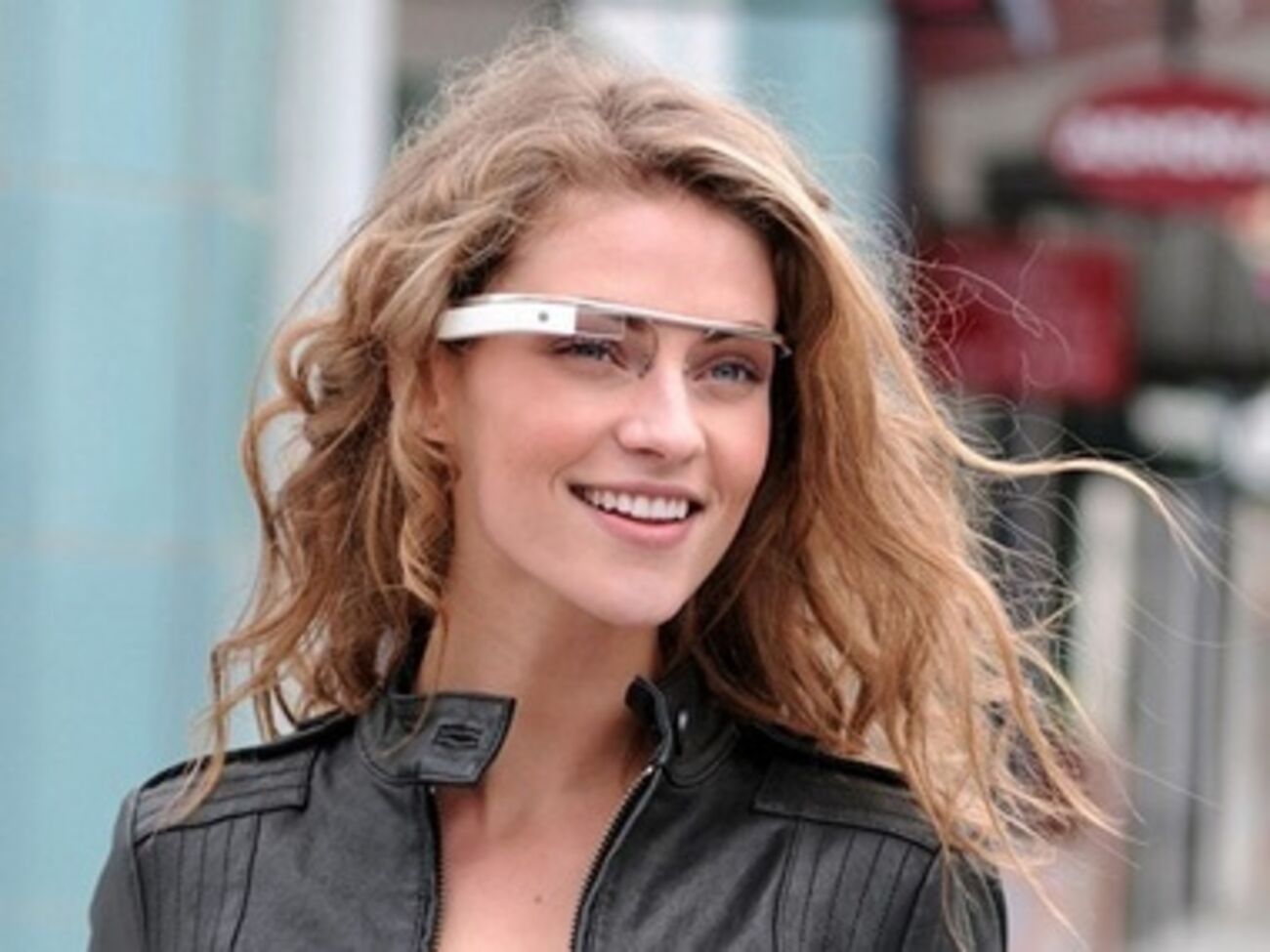 Google Glass --- электронные очки со встроенной камерой и&nbsp;прозрачным дисплеем, с помощью которых реализуются функции дополненной реальности, мобильной связи, интернета и &nbsp;видеодневника