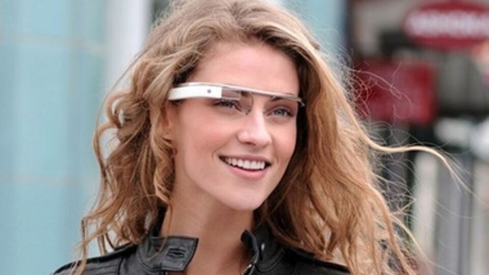 Google Glass --- электронные очки со встроенной камерой и прозрачным дисплеем, с помощью которых реализуются функции дополненной реальности, мобильной связи, интернета и видеодневника