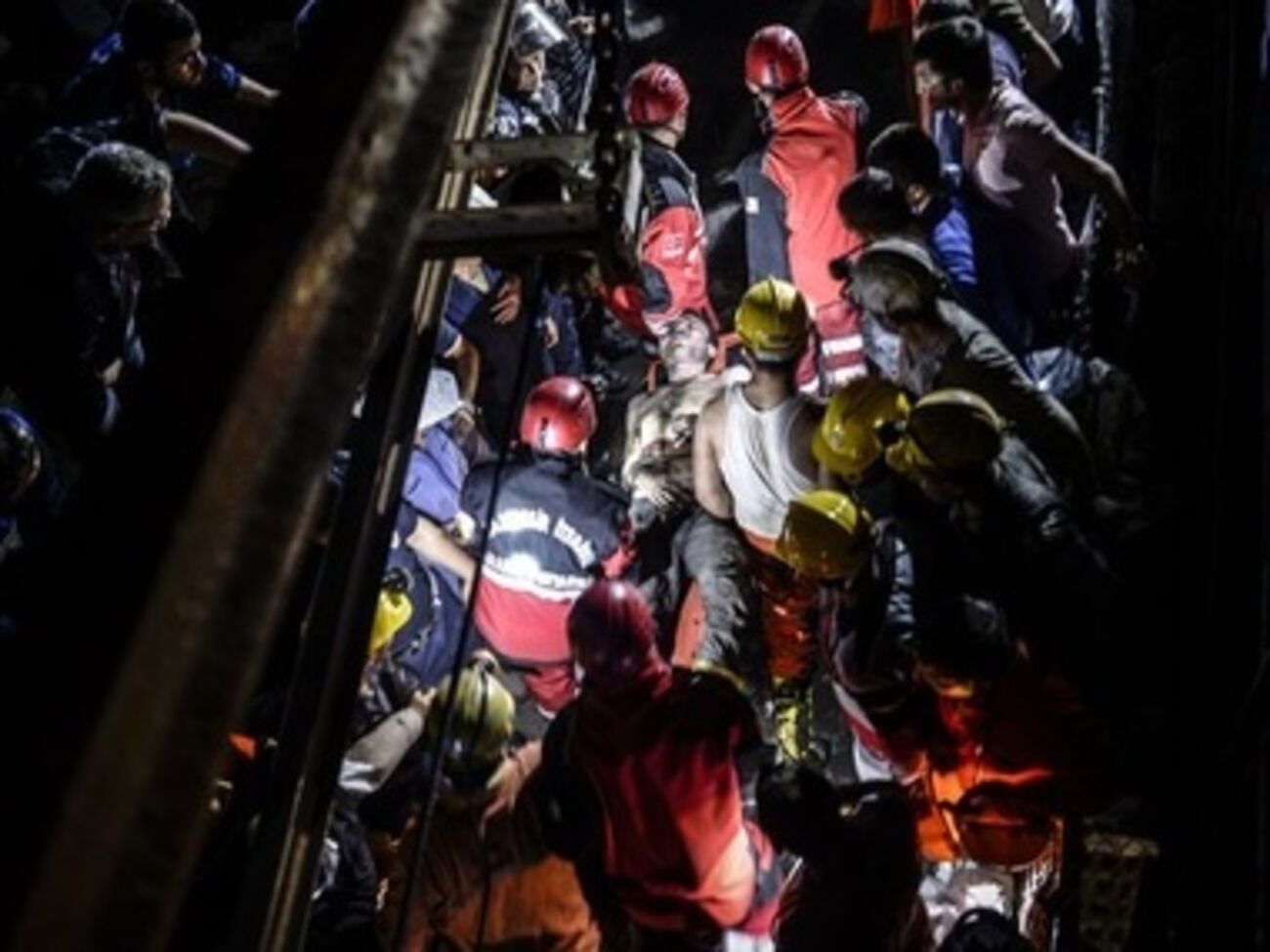 В момент аварии на шахте находилось почти 800 горняков