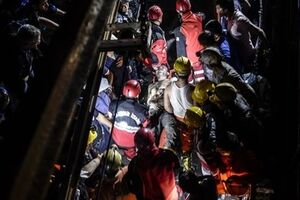 В момент аварии на шахте находилось почти 800 горняков