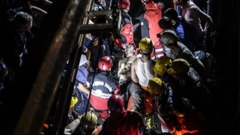 В момент аварии на шахте находилось почти 800 горняков