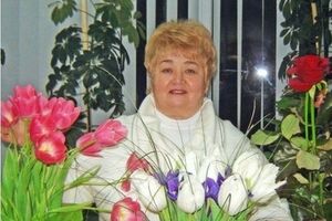 56-летнюю женщину сегодня вывели из школы и увезли, угрожая оружием