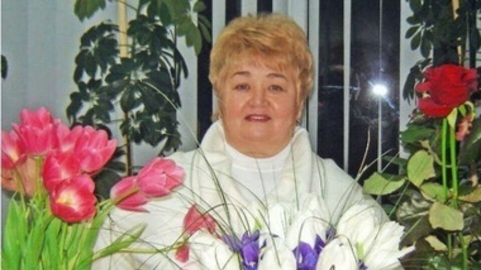 56-летнюю женщину сегодня вывели из школы и увезли, угрожая оружием