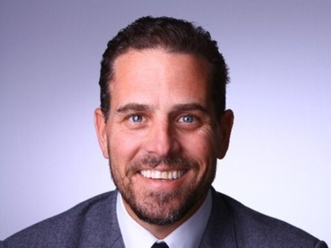 Хантер Байден имеет опыт работы на государственной службе, во внешней политике и юриспруденции