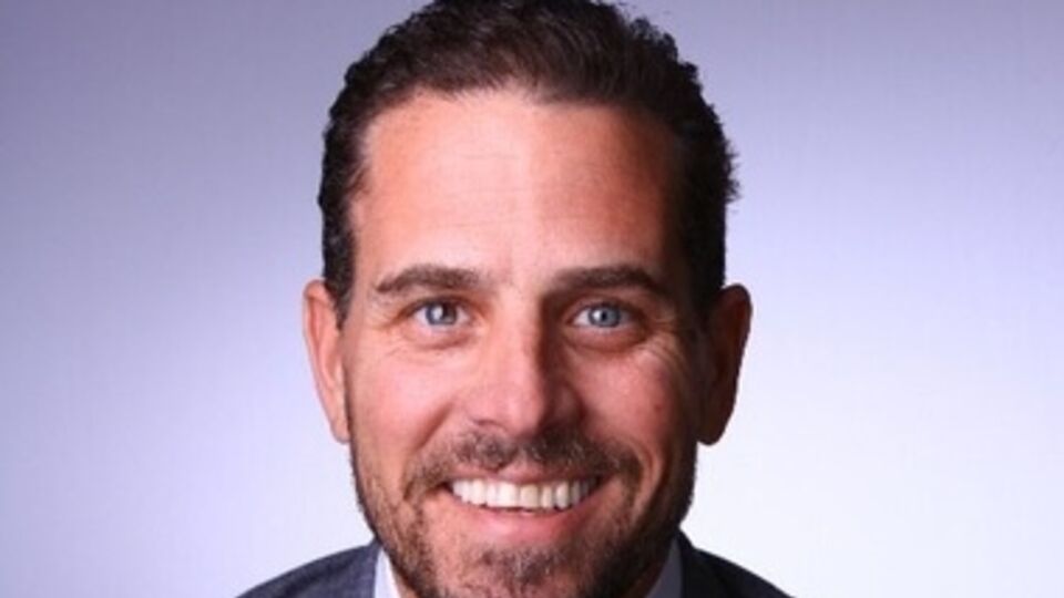 Хантер Байден имеет опыт работы на государственной службе, во внешней политике и юриспруденции