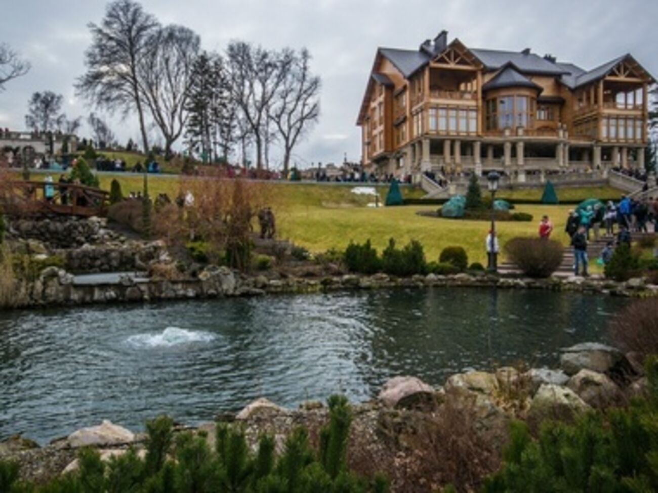 Три десятка беженцев живут в бывшей резиденции Януковича