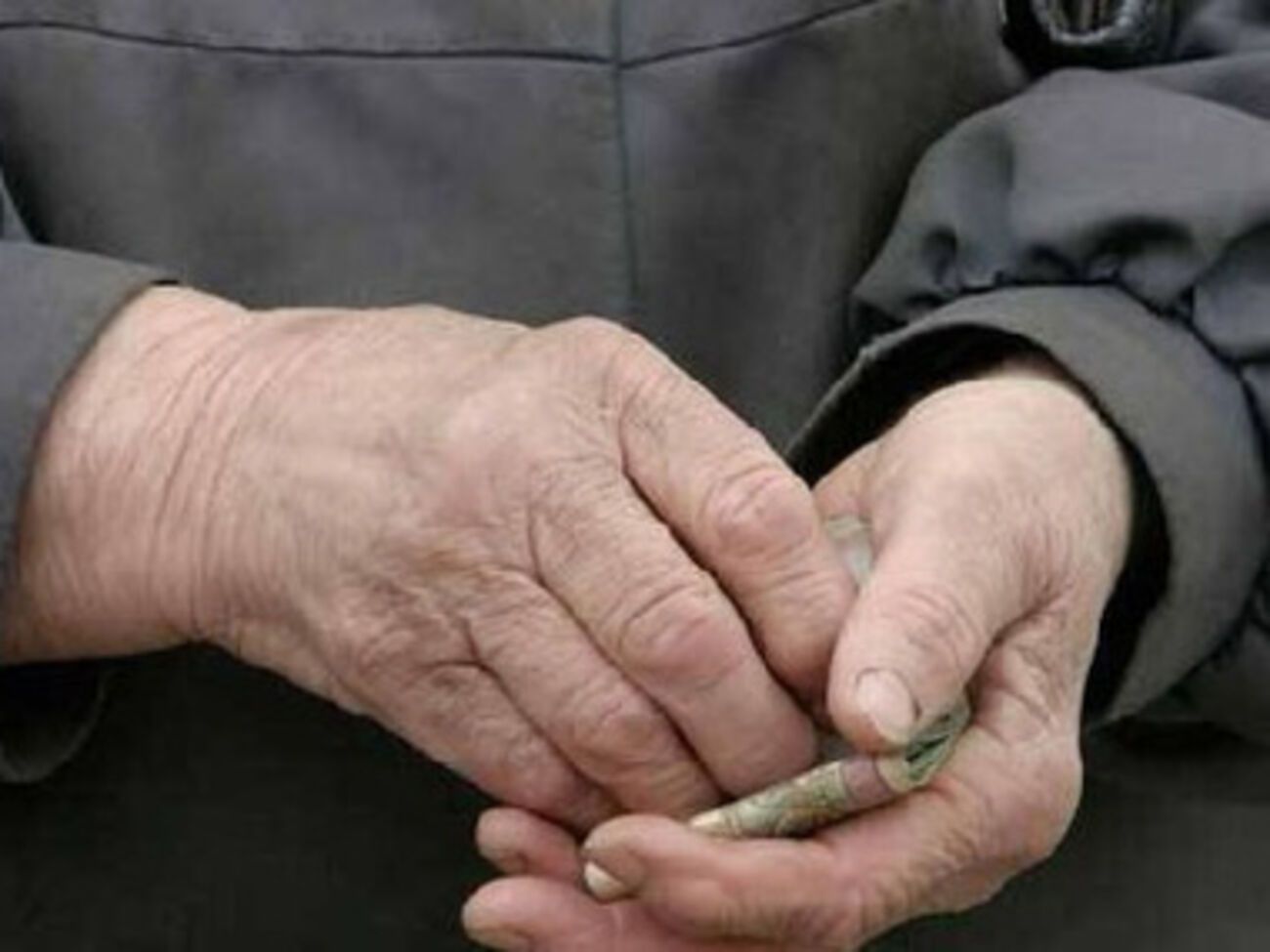 15-го мая пенсионеры смогут забрать свои пенсии в банках, а 16-го --- в почтовых отделениях