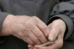 15-го мая пенсионеры смогут забрать свои пенсии в банках, а 16-го --- в почтовых отделениях