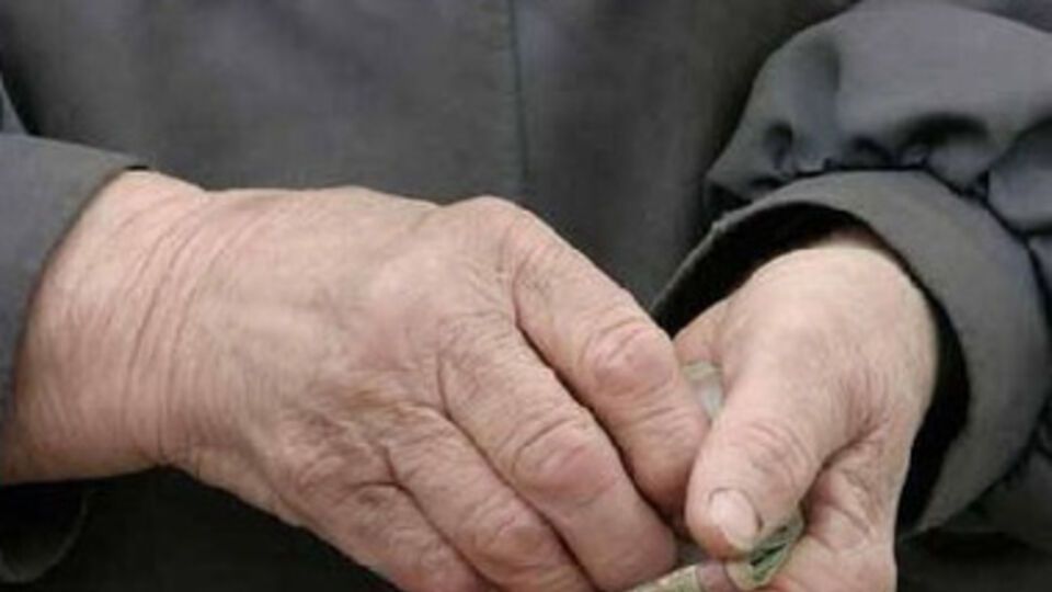 15-го мая пенсионеры смогут забрать свои пенсии в банках, а 16-го --- в почтовых отделениях