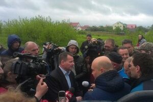 Новоназначенный глава ровненского МВД Николай Щирук приехал на место протеста, но отказался выполнить требования митингующих и сложить полномочия