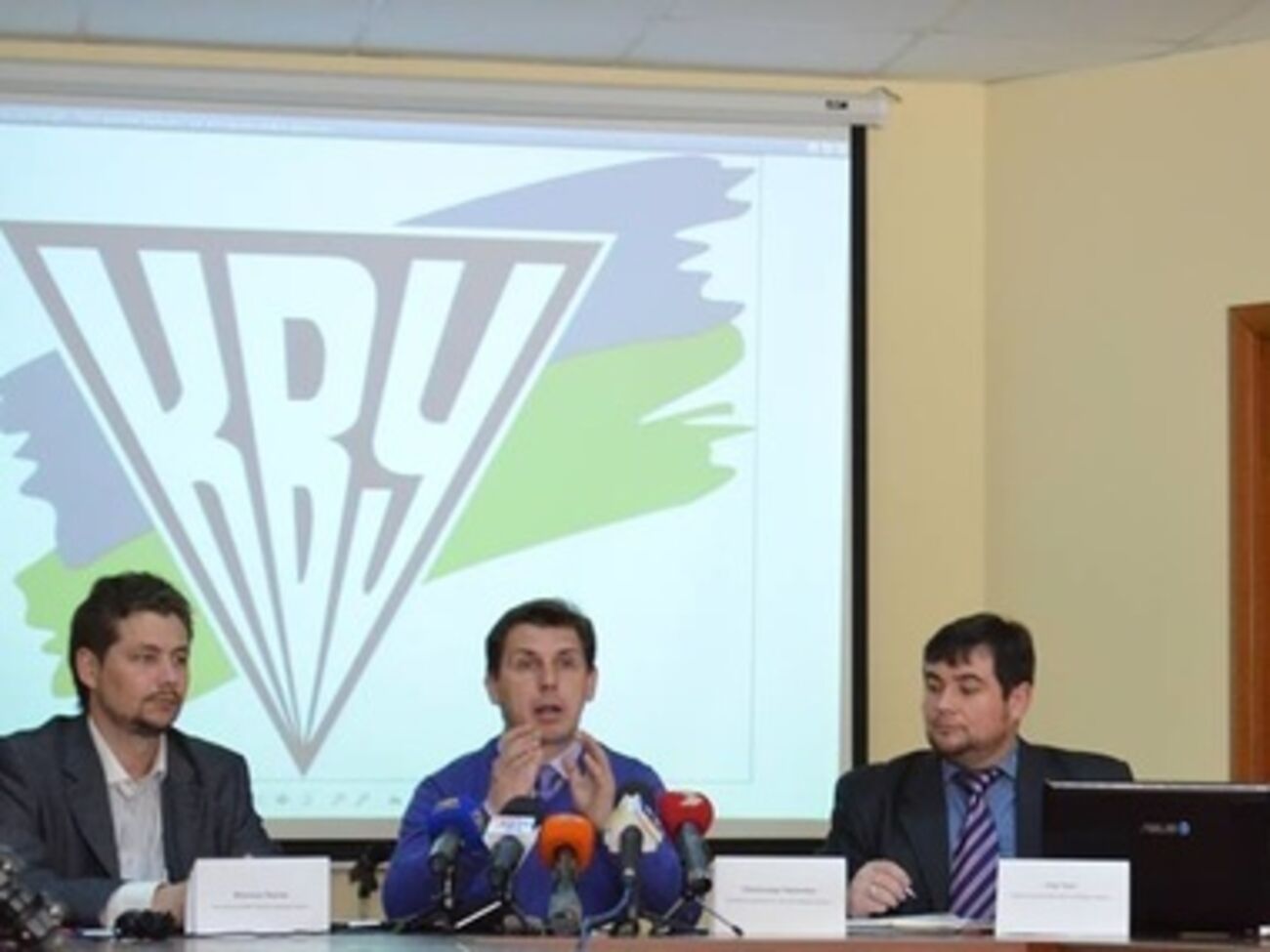 В избиркомы приходят вооруженные люди, заявили в КВУ