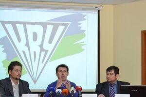 В избиркомы приходят вооруженные люди, заявили в КВУ