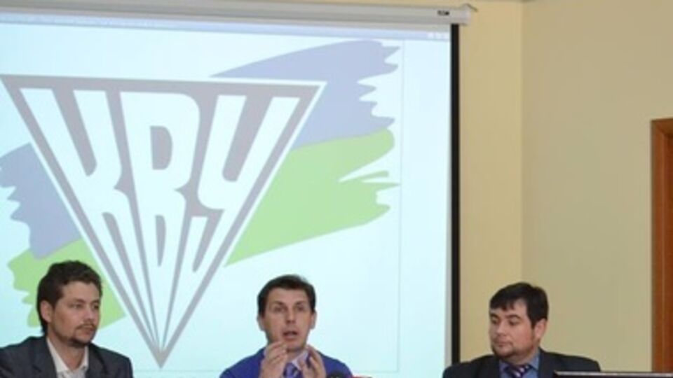 В избиркомы приходят вооруженные люди, заявили в КВУ