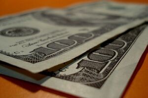 Доллар остается дешевле 12 грн