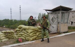 Здания избирательных комиссий охраняют вооруженные автоматчики.