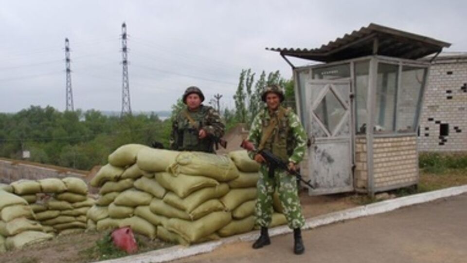 Здания избирательных комиссий охраняют вооруженные автоматчики.