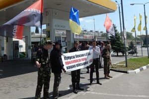 Лозунги активистов звучали так: "Этот бензин разжигает огонь войны", "Покупаешь бензин в ATAN --- проливаешь кровь наших военных", "ATAN --- кошелек сепаратистов"